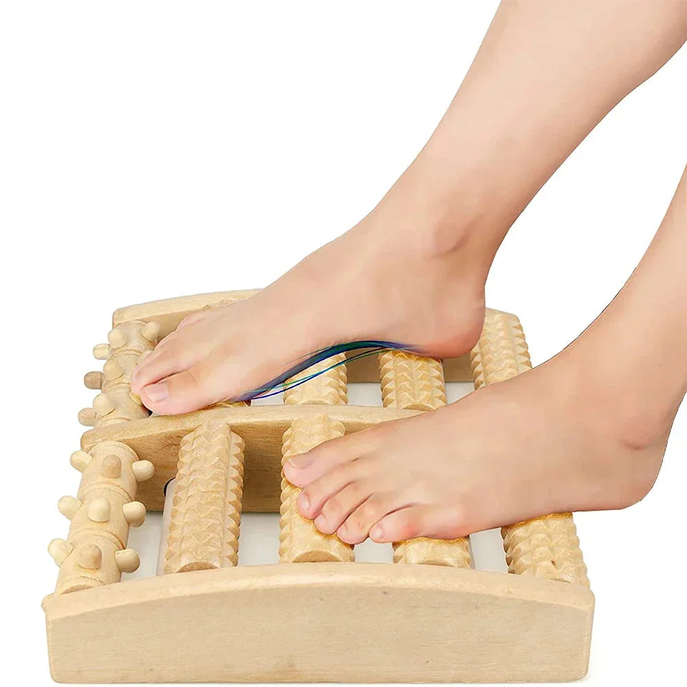 Rouleau de massage pieds en bois pour réflexologie plantaire thérapeutique à domicile.