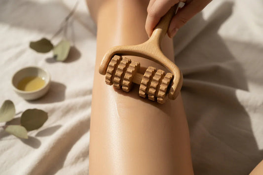 Rouleau de massage en bois anti-cellulite utilisé sur la peau, technique de massage drainage lymphatique